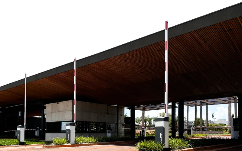 Entrada de condomínio com portão automatizado