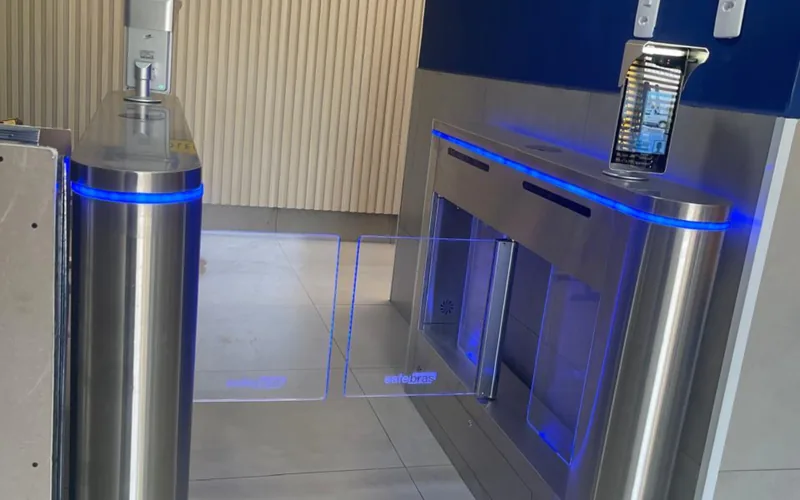 Controle de acesso com catraca e terminal em ambiente institucional